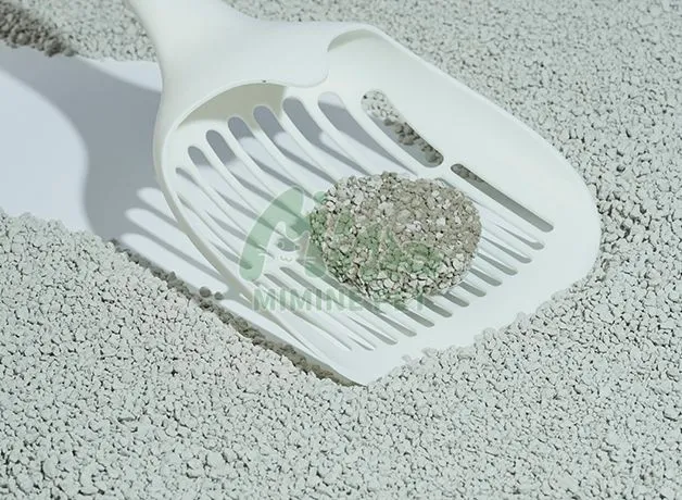 Broken Bentonite Cat Litter